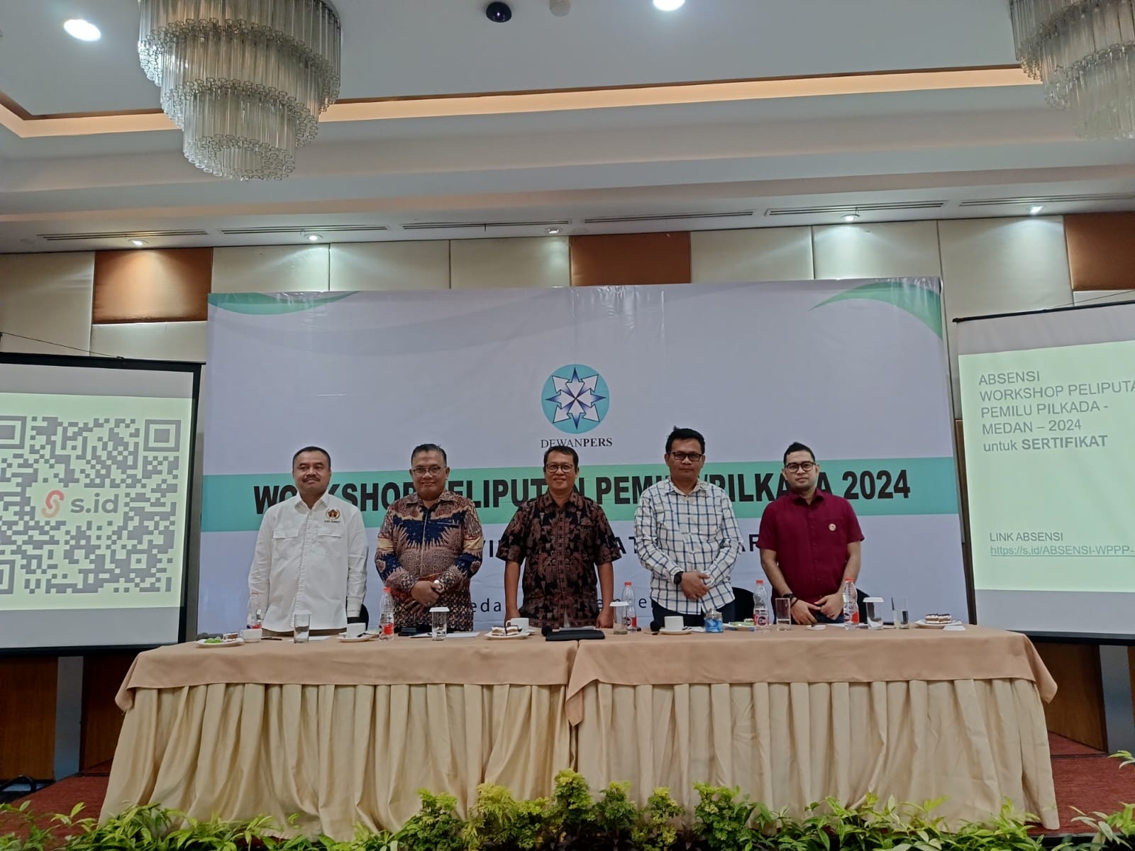 BERSAMA: Dari kiri ke kanan; Ketua PWI Sumut Farianda Putra Sinik, Ketua Bawaslu Sumut M Aswin Diapari, Dewan Pers Atmaji Sapto Anggoro, Anggota KPU Sumut Robby Effendi, Ketua KPID Sumut Anggia Nasuti