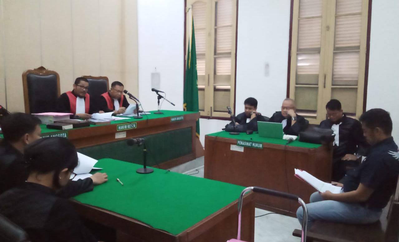 JALANI SIDANG: Debitur Bank Sumut, Ikhsan Bohari terdakwa kasus korupsi, menjalani sidang dakwaan di Pengadilan Tipikor Medan, Kamis (5/9).
