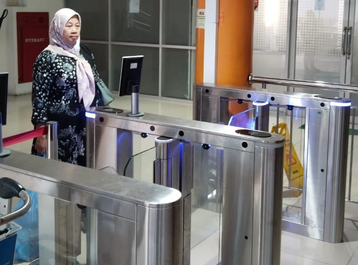 UJICOBA:  PT KAI (Persero) Divre I Sumatra Utara mulai melakukan ujicoba teknologi Face Recognition Boarding Gate di Stasiun Medan, Kamis (5/9/2024).