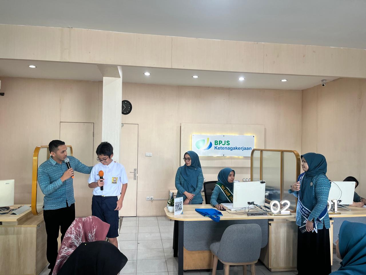 ILUSTRASI: Pelayanan Kantor Cabang BPJS Ketenagakerjaan saat merayakan Hari Pelanggan Nasional.(Humas BPJS Ketenagakerjaan/Sumut Pos)