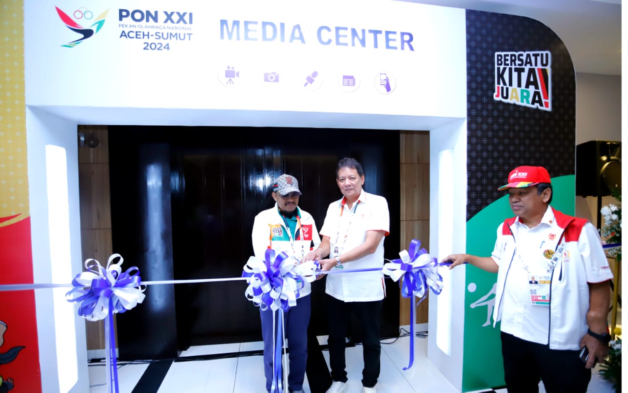 Kepala Dinas Komunikasi dan Informatika Sumut Ilyas Sitorus bersama dengan Sekretaris Jenderal KONI Tubagus Ade Lukman meresmikan Media Center Utama PON XXI SUMUT di Hotel Santika.