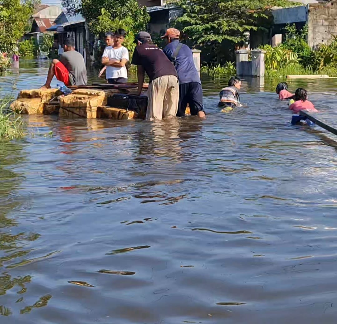 TERENDAM BANJIR: Hujan deras yang terus terjadi selama dua hari belakangan ini, menyebabkan terendamnya ratusan rumah warga di Komplek Perumahaan Yuki Dusun 7, Desa Hamparanperak,