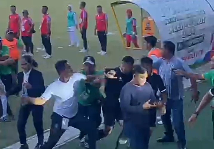 KEJAR: Seorang official tim putri Sumut sempat mengejar perangkat pertandingan usai melawan Babel di Stadion Mini Pancing, Senin (9/9/2024). (WhatsApp)