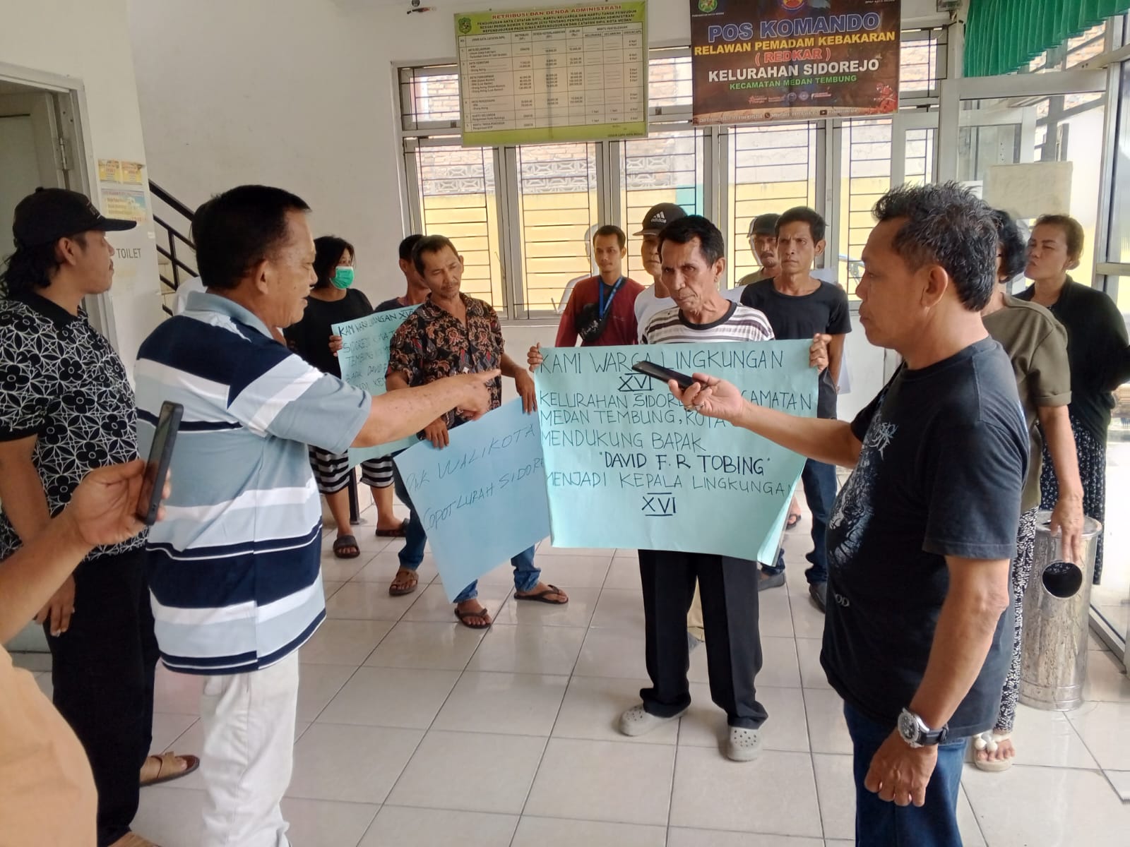 PROTES: Warga lingkungan 16,  Kelurahan Sidorejo Kecamatan Medan Tembung, Kota Medan, mengelar aksi protes ke Kantor Lurah Sidorejo, terkait dugaan kecurangan dalam pemilihan Kepling.