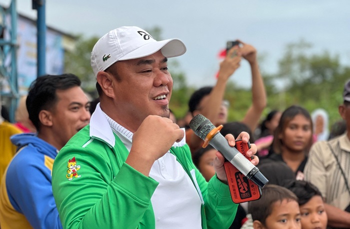 SERAHKAN: Balon Wakil Bupati Batubara Syafrizal saat menyerahkan Hadiah dan troppy kepada Juara Turnamen Sepak Bola Karang Taruna yang di ikuti 12 Desa di Kecamatan Nibung Hangus, Selasa (10/9).