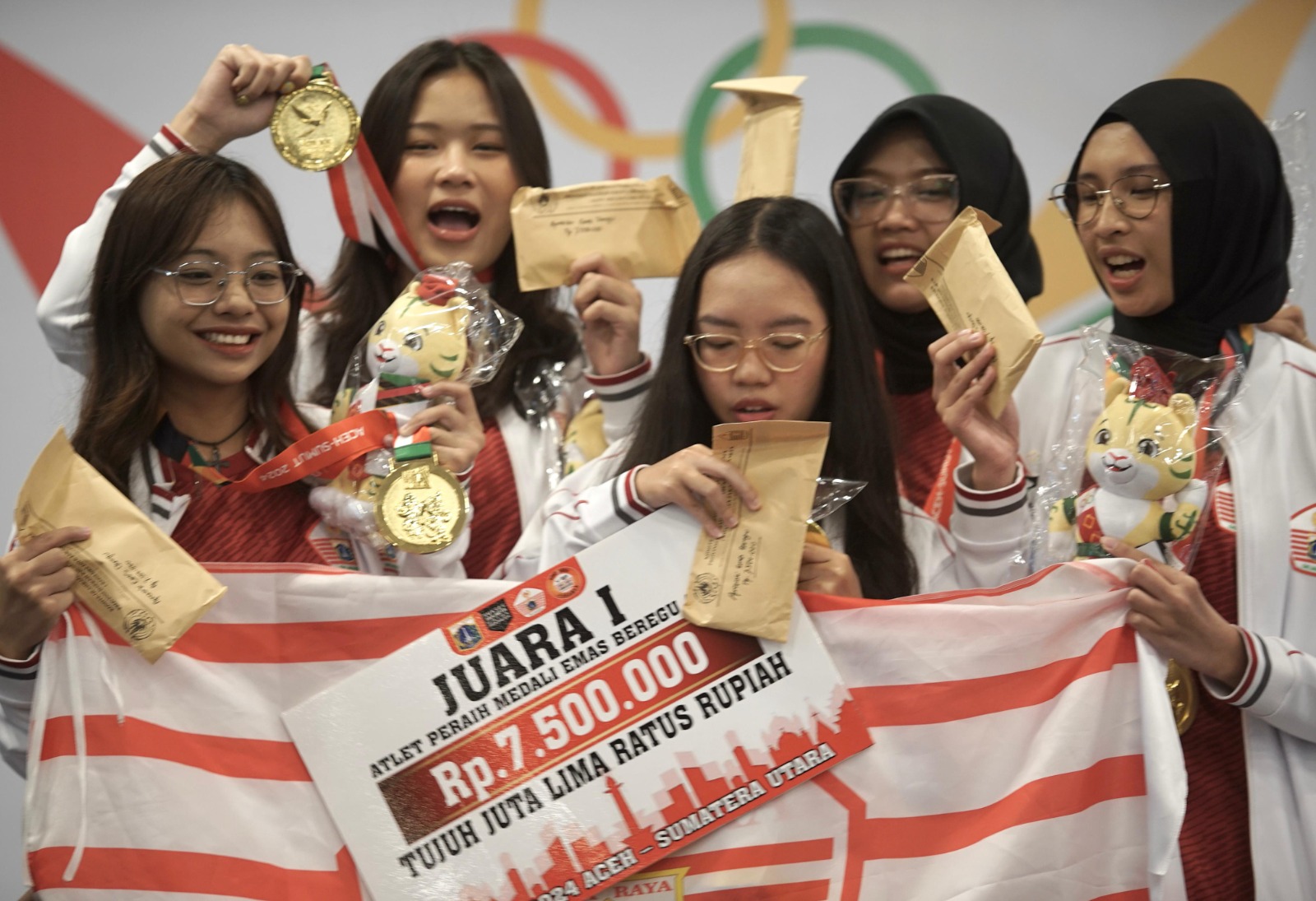 NAIK PODIUM: Pacatur putri DKI Jakarta berada di podium juara catur kilat. (PB PON 2024)