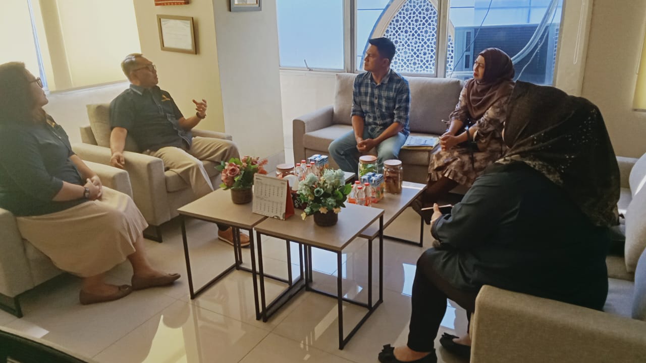 SILATURAHIM: Kepala KPKNL Medan Agus Budianta (2 kiri) bersama pimpinan Sumut Pos di Ruang Rapat KPKNL Medan Gedung Keuangan Jalan Diponegoro Medan, Rabu (11/9).(DEDDI MULIA PURBA/SUMUT POS)