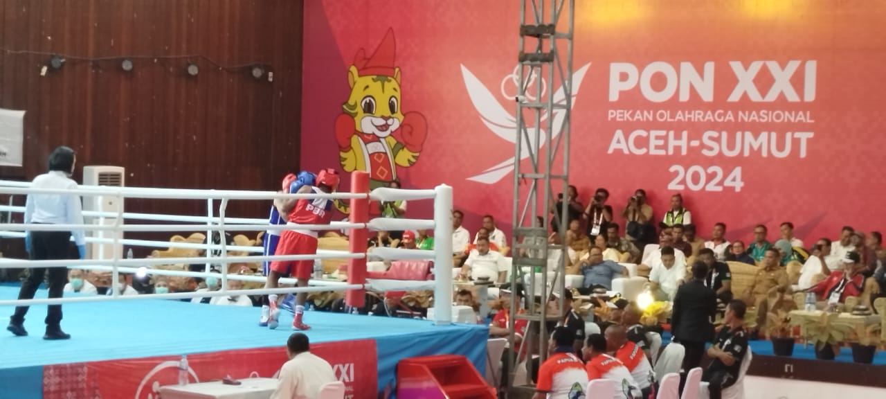 TANDING: Dua petinju saat bertanding di PON XXI Sumut-Aceh. Foto: DOK/SUMUT POS