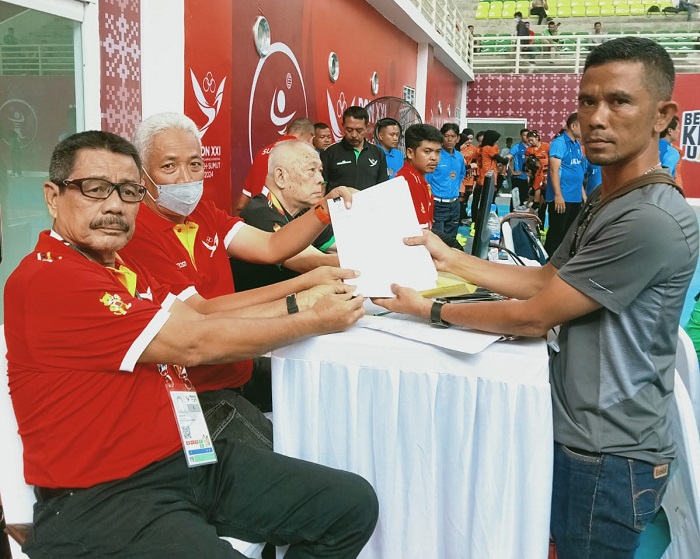 SERAHKAN: Ketua Pengkab PBVSI Labuhanbatu Robby Napitupulu menyerahkan dokumen keberatan kepada Tim Hakim Pertandingan Bola Voli PON 2024. (dok. Pribadi)