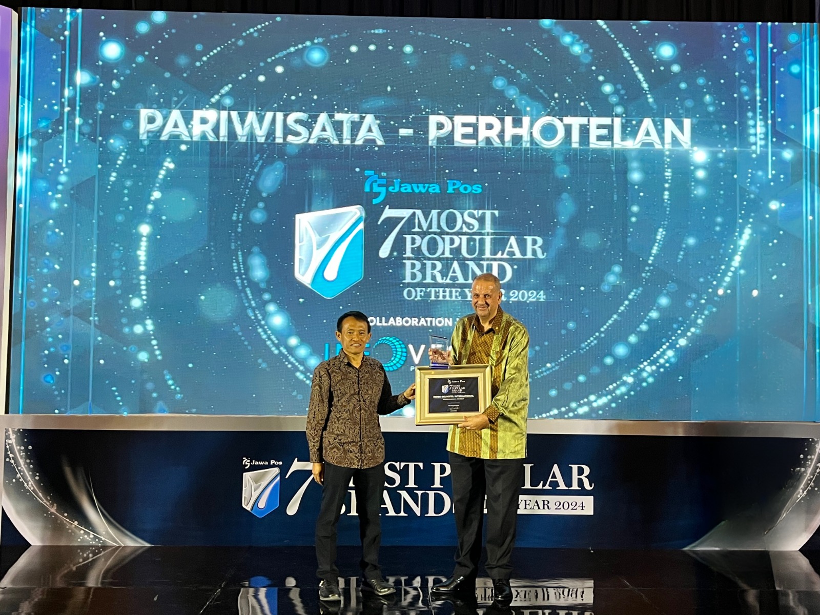 PENGHARGAAN: CEO Jawa Pos Media Koran,  Leak Kustiyono  menyerahkan penghargaan &ldquo;7 Most Popular Brands of 2024&ldquo; kepada  Senior Vice President of Operations and Development Swiss-Belhotel International