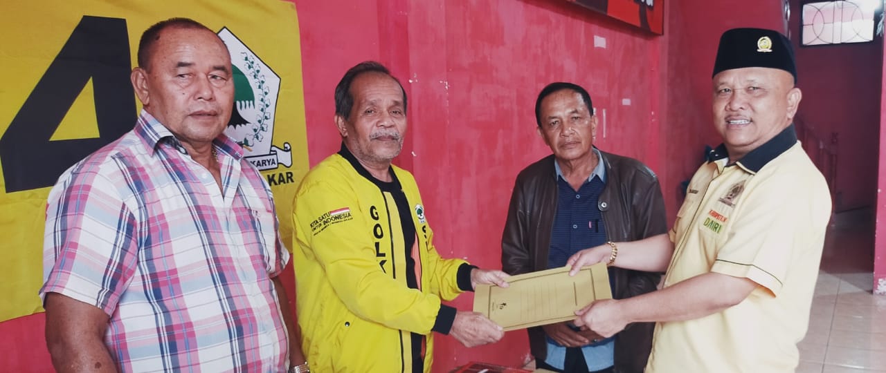 AMBIl FORMULIR: Sabam Sibarani S.Sos, MM (kanan) didampingi fungsionaris Golkar, Amper Nainggolan menerima formulir dari Ketua Panitia Pelaksana / OC Musdalub DPD Partai Golkar Dairi,