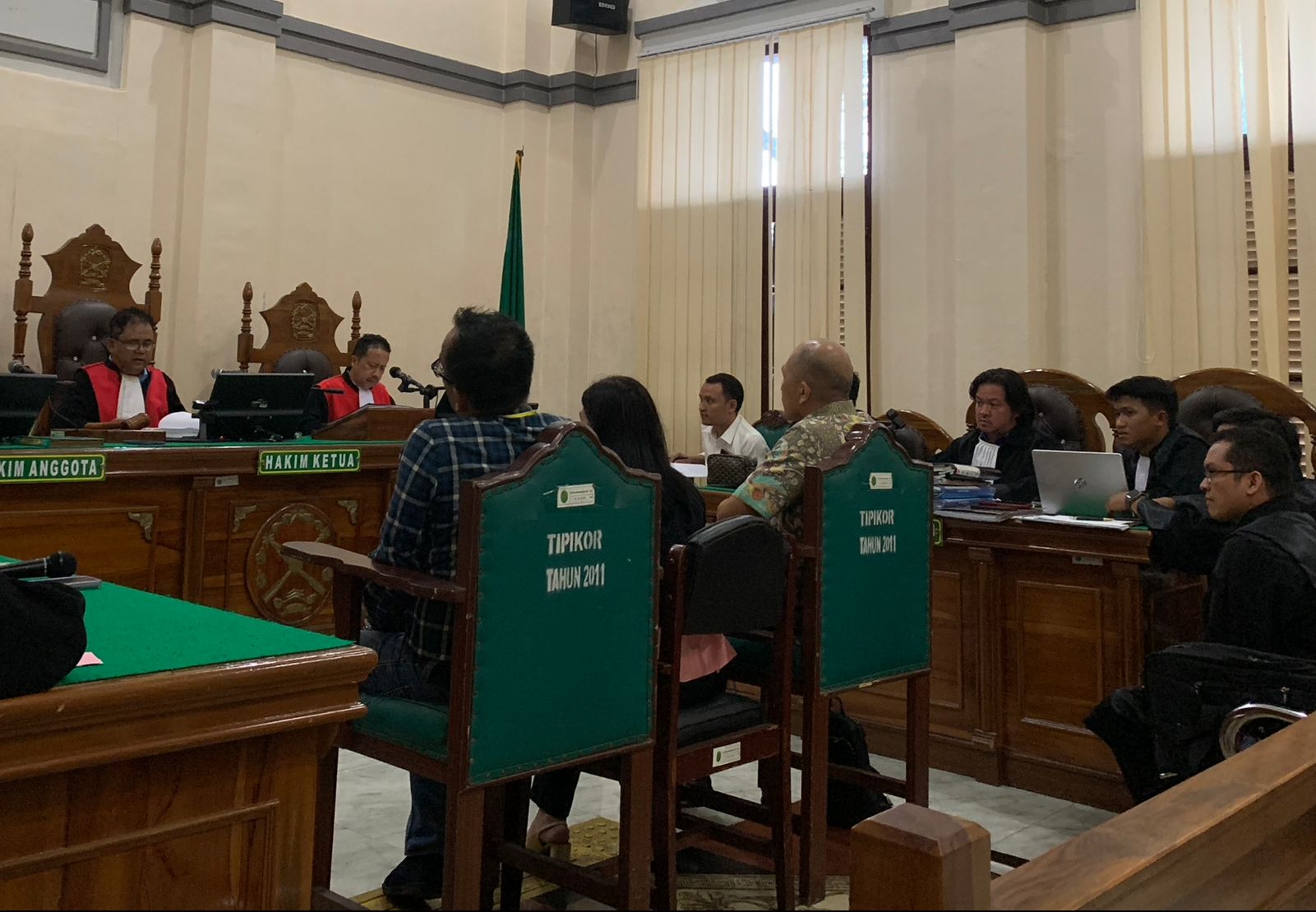 BERI KETERANGAN: Tiga orang saksi kurator dihadirkan memberikan keterangan di kasus dugaan pemalsuan tandatangan, di PN Medan, Kamis (12/9) sore. FOTO: AGUSMAN/SUMUT POS