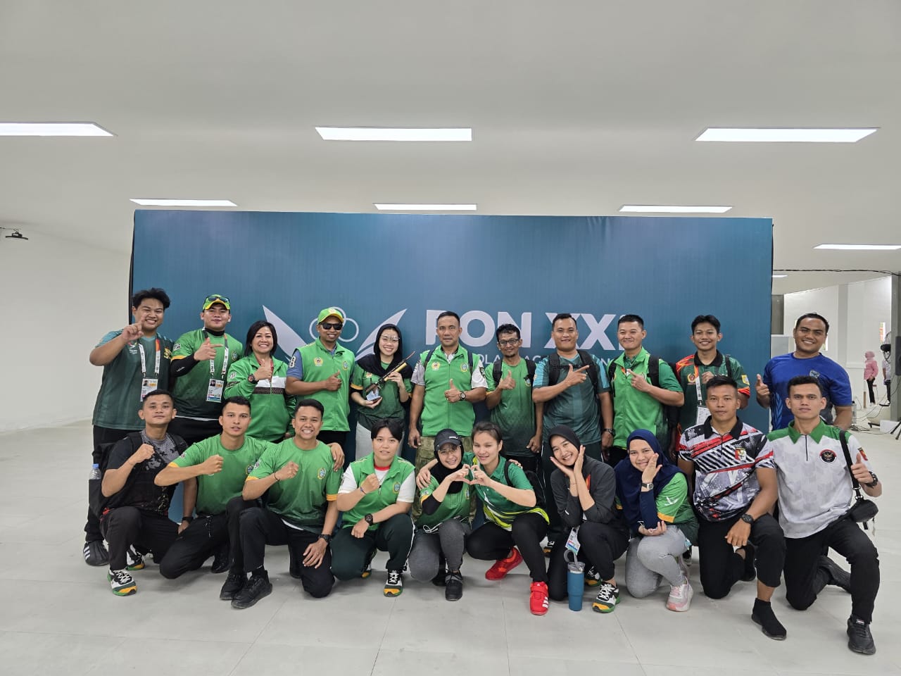 BERSAMA: Manajer tim Menembak Sumut Asrul Kurniawan Harahap, official tim, dan para atlet tembak Sumatera Utara diabadikan usai pertandingan di Lapangan Tembak Rindam Mata Ie Aceh Besar, Kamis (12/9/2