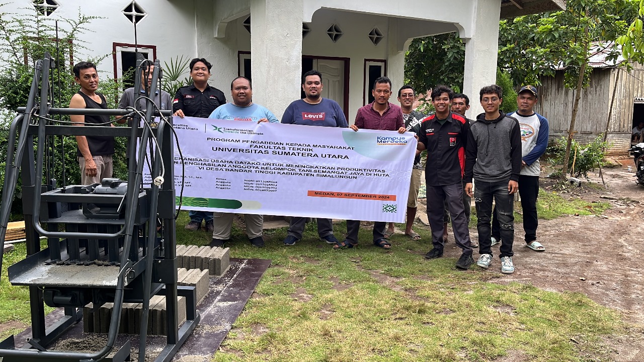 SERAHKAN:Tim Pengabdian Masyarakat USU menyerahkan mesin cetak batako kepada Mitra Kelompok Tani Semangat Jaya. Sumut Pos/Dokumen Pribadi.