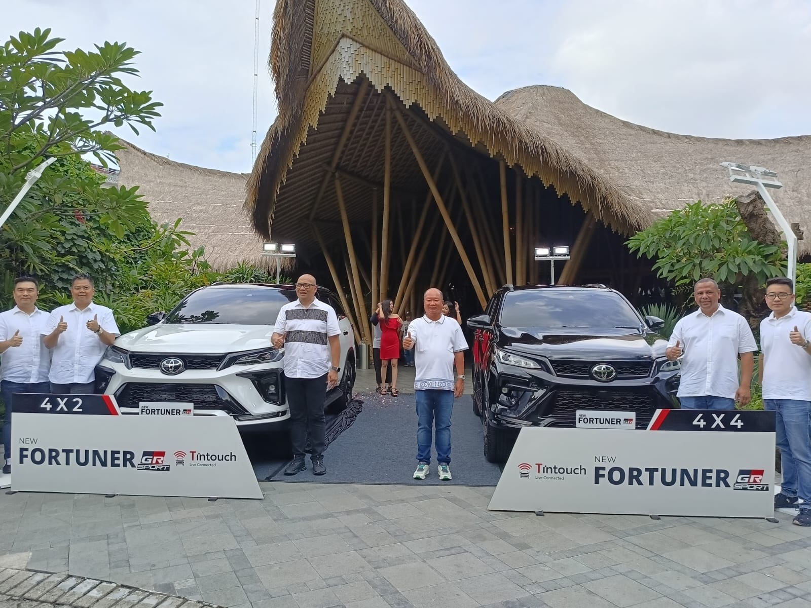 TOYOTA NEW FORTUNER: Regional Business Division Head Sumatera Biyouzmal ( tiga dari kiri), Presiden Director Deltamas Leman Boediman (tiga dari kanan), mewakili Toyota Astra Motor Daniel Santoso.