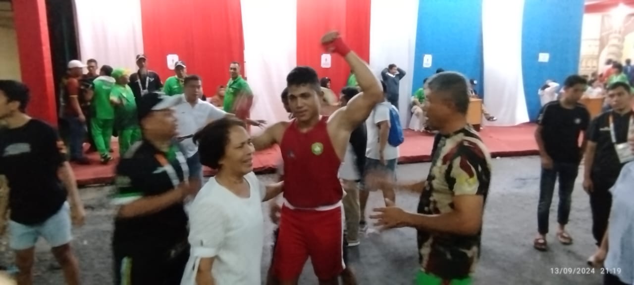 MENANG: Haris Mongga menang TKO atas lawannya.