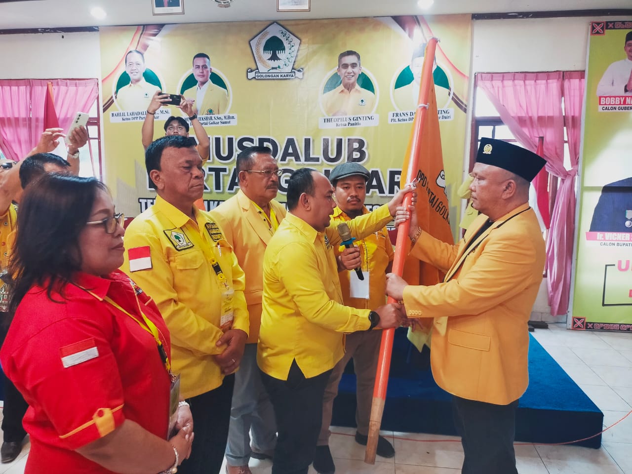 MENERIMA PATAKA: Ketua DPD II Partai Golkar Dairi terpilih, Sabam Sibarani menerima pataka dari pimpinan sidang Musdalub merupakan pengurus DPD I Golkar Sumut, Hendri Adi saat penutupan.