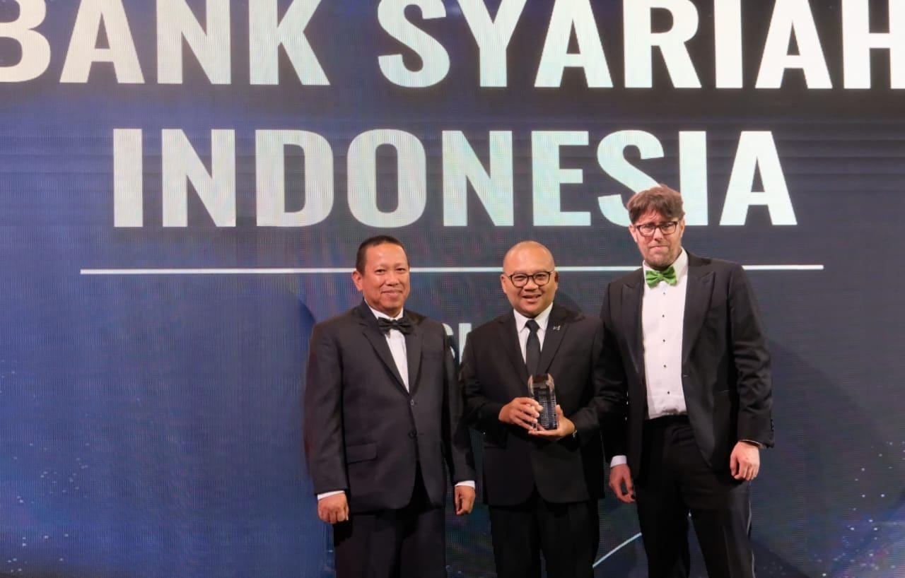 PENGHARGAAN: Direktur Wholesale Transaction Banking BSI Zaidan Novari (kiri) dan Direktur Information Technology BSI Saladin Dharmanugraha Effendi (tengah) saat menerima penghargaan Best Digital Bank