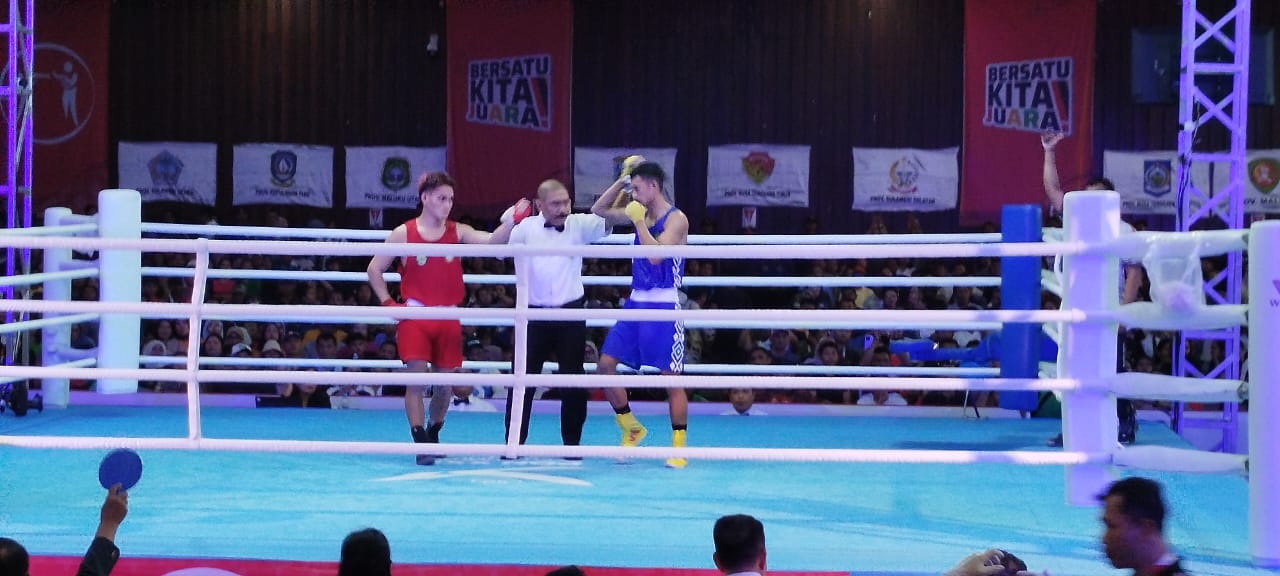 TANDING: Para atlet tinju bertandibg saling memburu poin demi kemenangan (FAJAR/SUMUT POS)