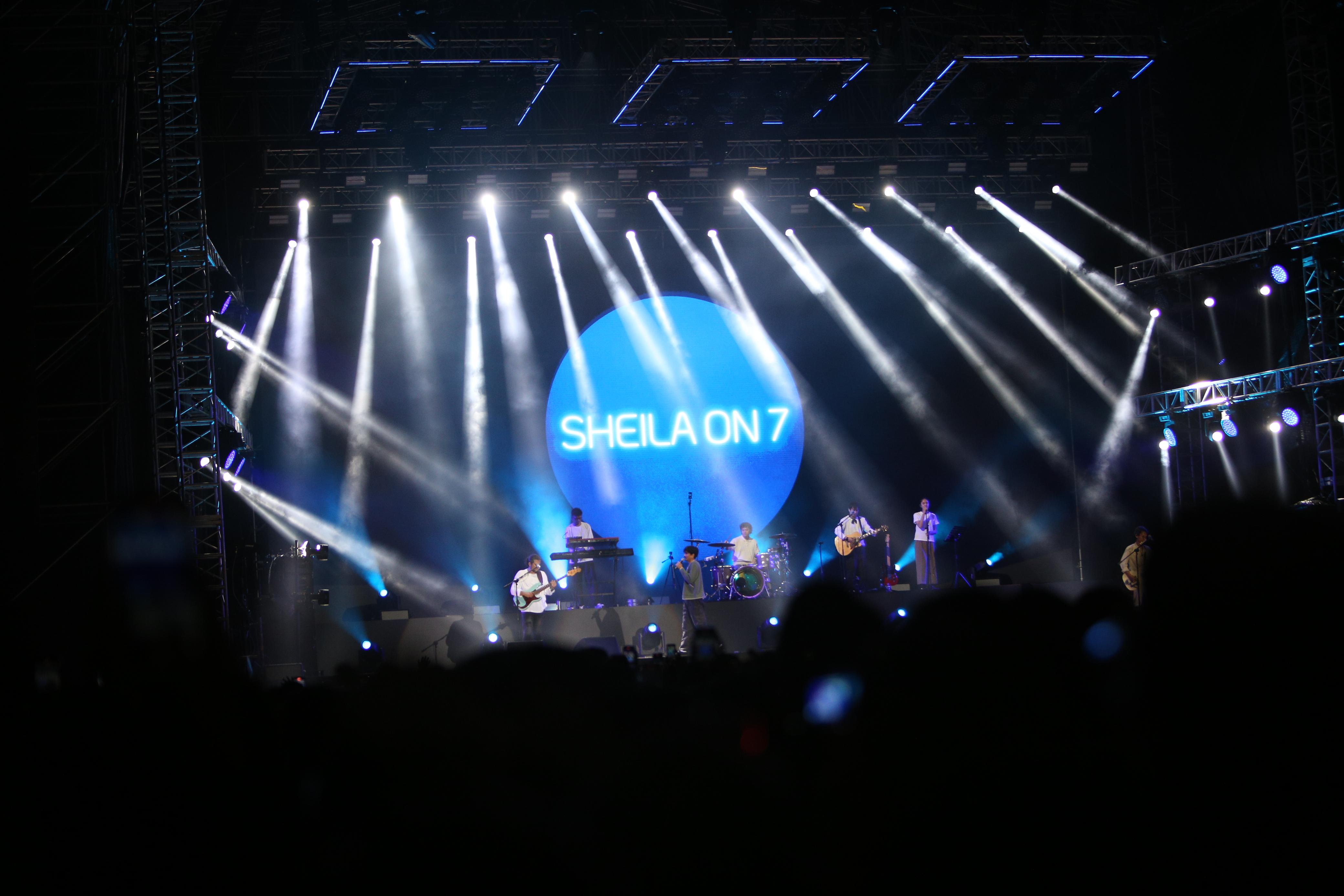 Konser Sheila On 7 yang digelar di Lanud Soewondo, Medan Sabtu (14/9). Pada moment konser Sheila on 7 di Medan, bank bjb meluncurkan kartu ATM edisi Sheila On 7 Tunggu Aku Di yang bisa didapatkan 