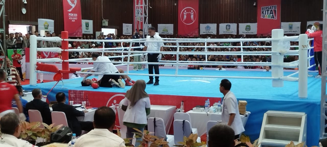 SEMIFINAL: Tinju PON XXI/2024 di Pematangsiantar melibatkan 40 petinju itu terlihat dalam 20 pertandingan  terdiri sepuluh kelas beberapa di antaranya mengalami KO. (FAJAR/SUMUT POS)