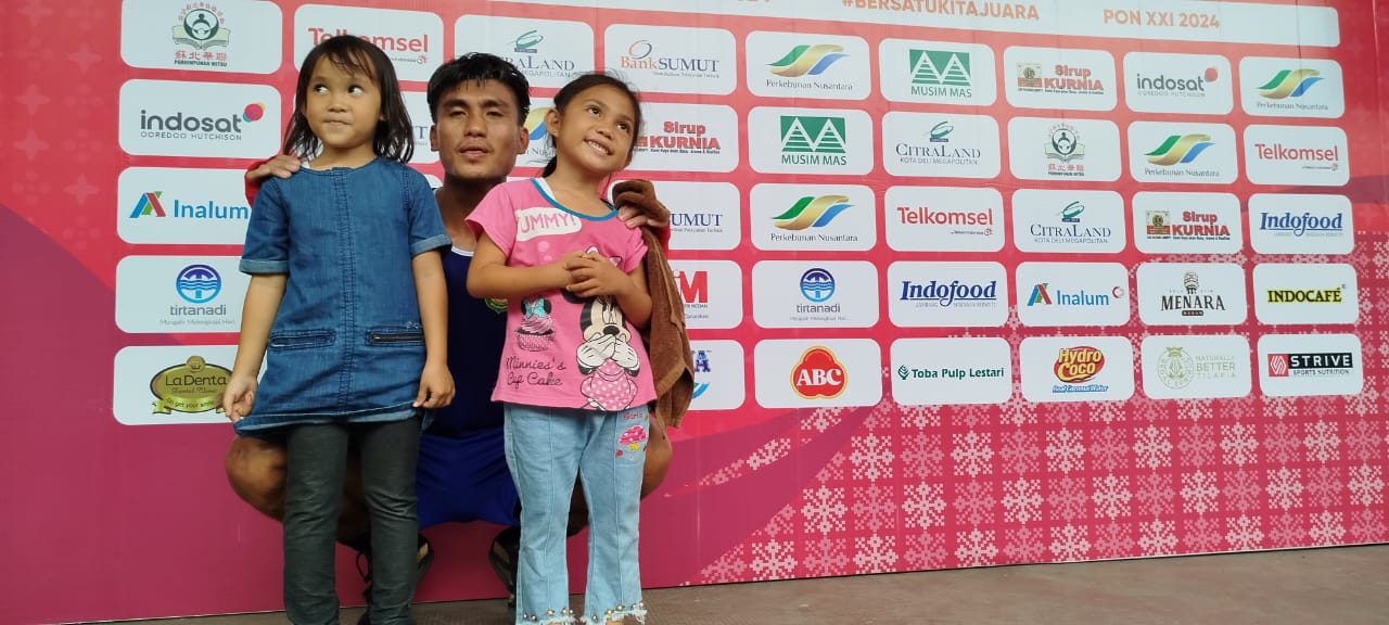 BERSAMA: Farhand bersama kedua putrinya.
