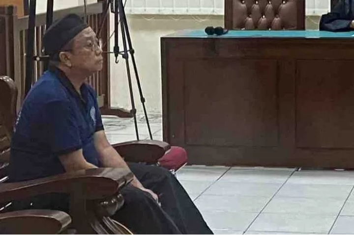 JALANI PERSIDANGAN: Zainal Muttaqin saat menjalani persidangan atas kasus penggelapan aset perusahaan.