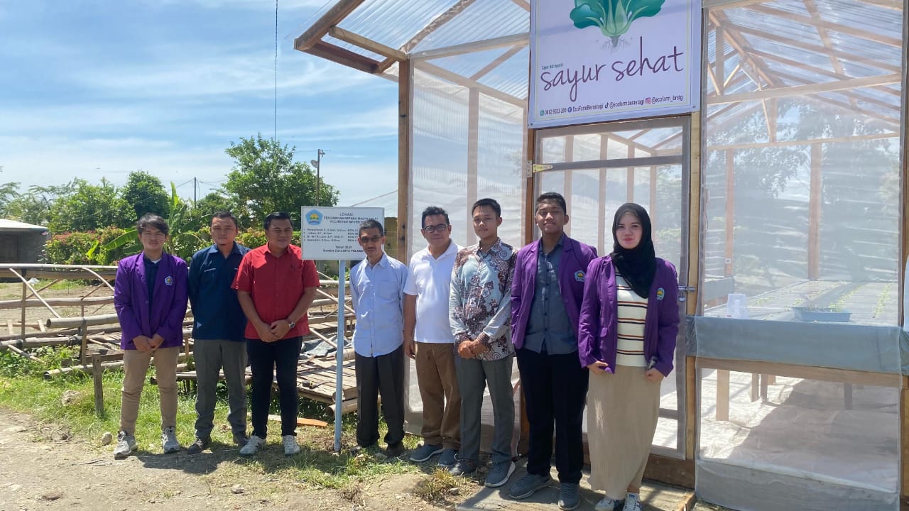 MELAKSANAKAN: Tim Dosen Polmed saat  melaksanakan kegiatan PKM di ECO Farm, Desa Kelambir V, Kecamatan Hamparan Perak, Kabupaten Deliserdang, Rabu (18/9). Sumut Pos/Dokumen Pribadi
