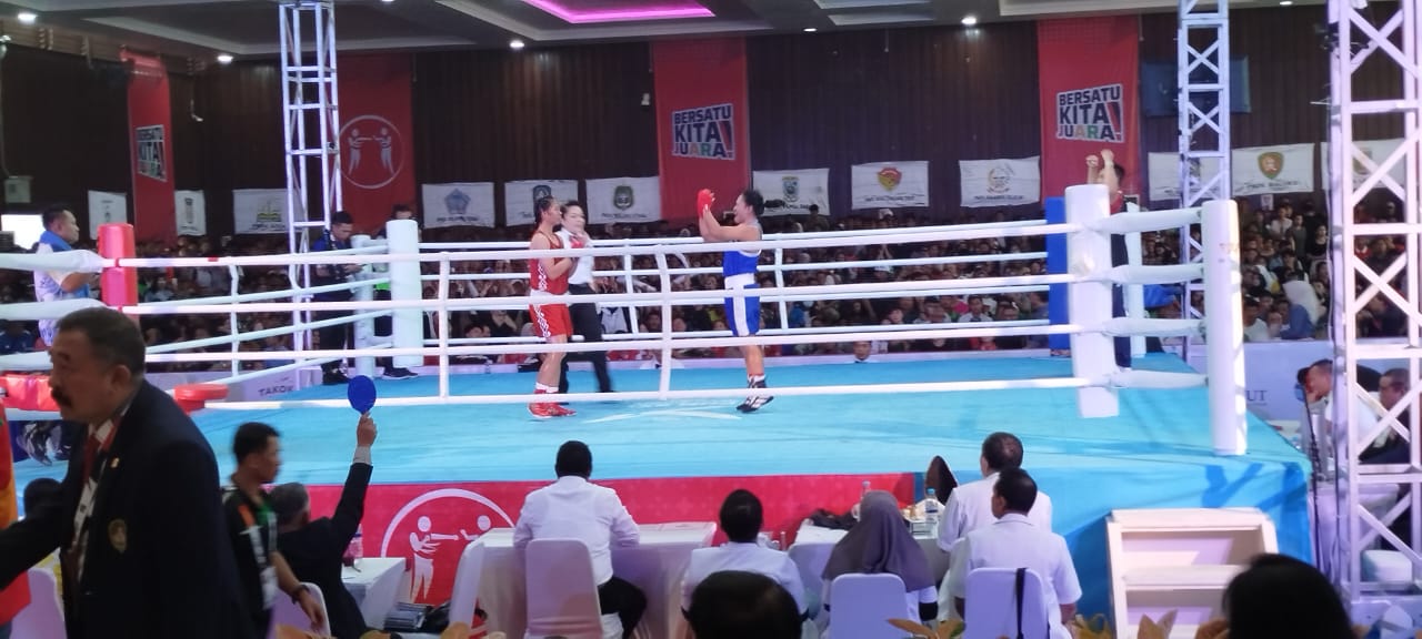 SALING SERANG: Kedua petinju saling serang di atas ring pada babak final tinju Putra PON XXI. FOTO: FAJAR/SUMUT POS
