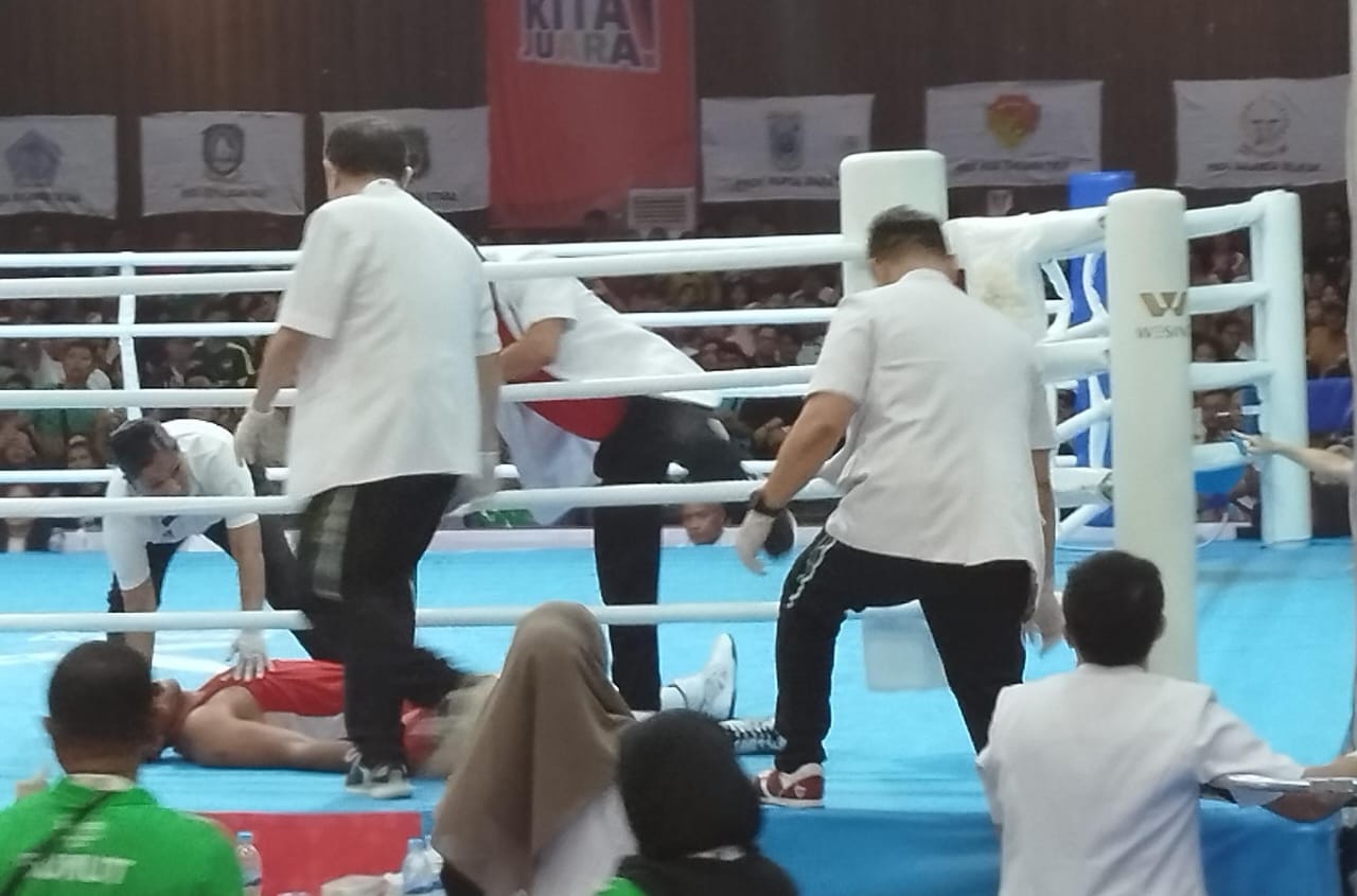 SEMIFINAL: Petinju Teuku Maulana Daffa asal Aceh (ACH)  KO saat melawan Petinju Maikhel R. Muskita asal Jawa Barat (JBR) di semifinal Tinju PONXXI/2024. (FAJAR/SUMUT POS)