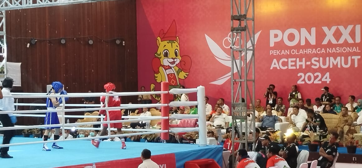 SALING SERANG: Dua petinju saling serang di babak semifinal PON XXI 2024.
