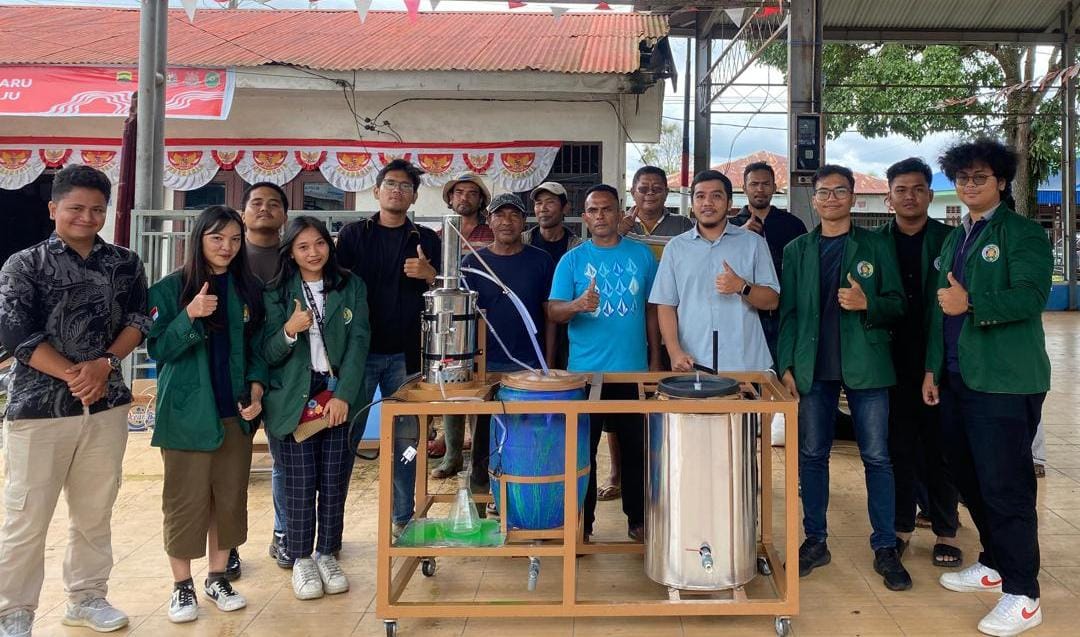 Para dosen dan mahasiswa Fakultas Teknik USU, kepala desa, dan masyarakat Desa Sempajaya, Kecamatan Berastagi, Kabupaten Karo, foto bersama usai mengikuti kegiatan penyuluhan.