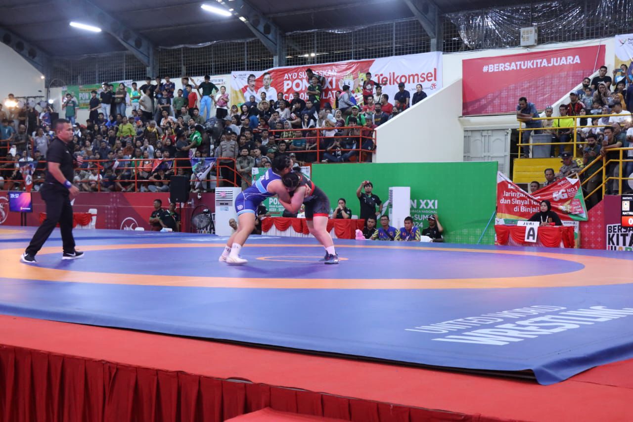 Pertandingan gulat dalam ajang PON XXI di GOR Binjai.(Diskominfo Binjai/Sumut Pos)