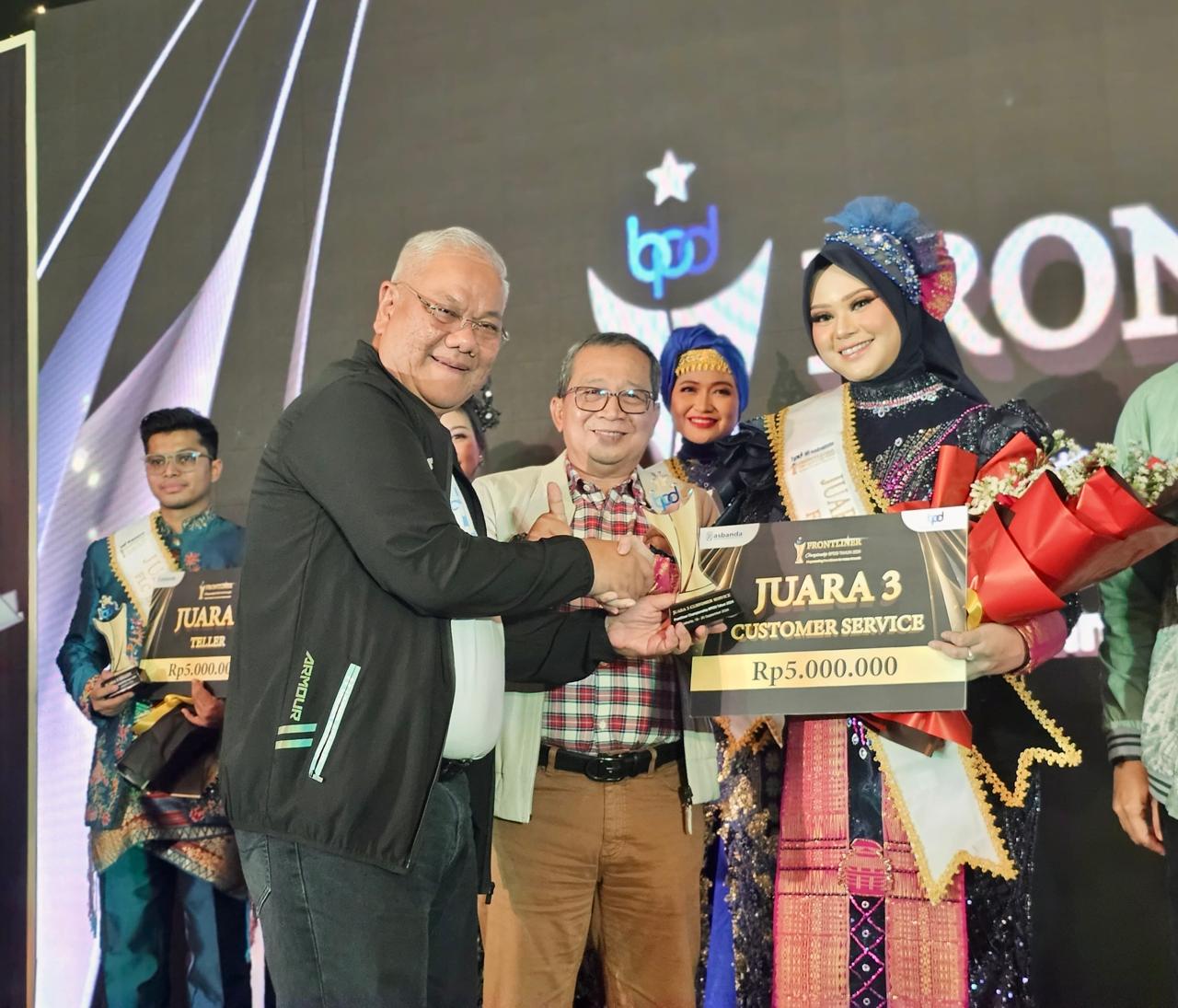 TERIMA: Customer Service Bank Sumut, Shally Nadya Revica, saat menerima penghargaan pada Awarding Frontliner Championship BPDSI 2024 di Jakarta, Jumat (20/9). Bank Sumut menyabet tempat ketiga pada