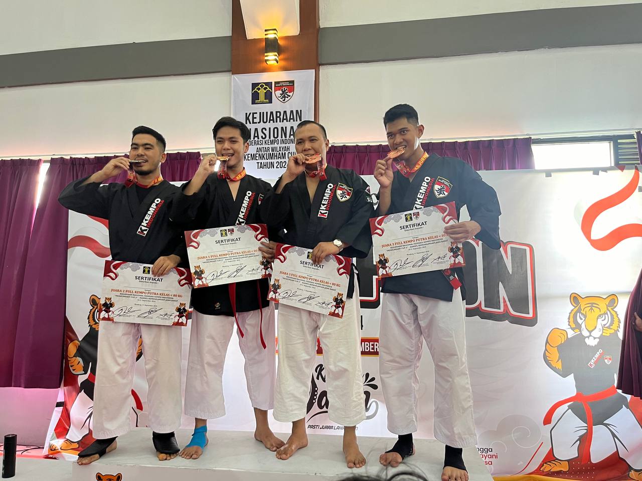 MEDALI: Petugas Lapas Kelas I Medan, meraih medali di Kejurnas Kempo Menkumham Cup II di Bandung. (Humas Lapas Medan/Sumut Pos)