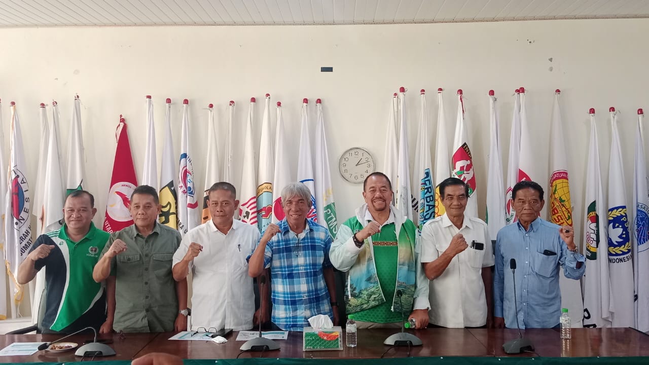 BERSAMA: Ketua Umum KONI Sumut John Ismadi Lubis didampingi Kadispora Sumut Baharuddin Siagian, Wakil Ketua I KONI Sumut Prof Agung Sunarno,