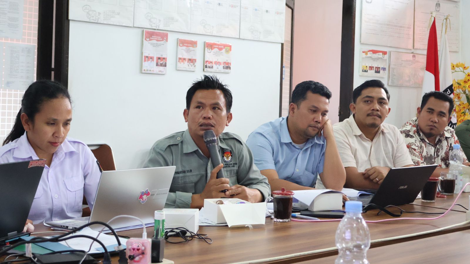 RAPAT PLENO:KPU Dairi saat melaksanakan rapat pleno penetapan calon Bupati/Wakil Bupati Dairi, Minggu (22/9/2024).istimewa.