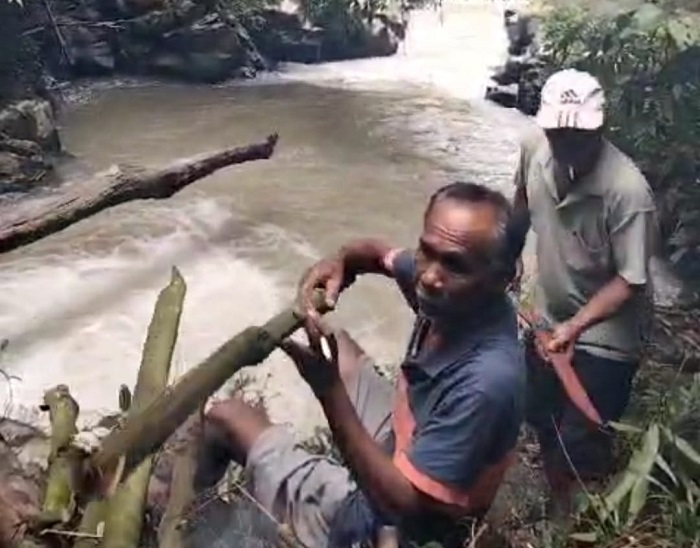 PENCARIAN:  Warga setempat melakukan pencarian terhadap korban, Viernake Nababan yang hanyut di Lae Simbelin di Desa Adian Nangka, Kecamatan Siempat Nempu, Kabupaten Dairi.(istimewa/SUMUT POS)