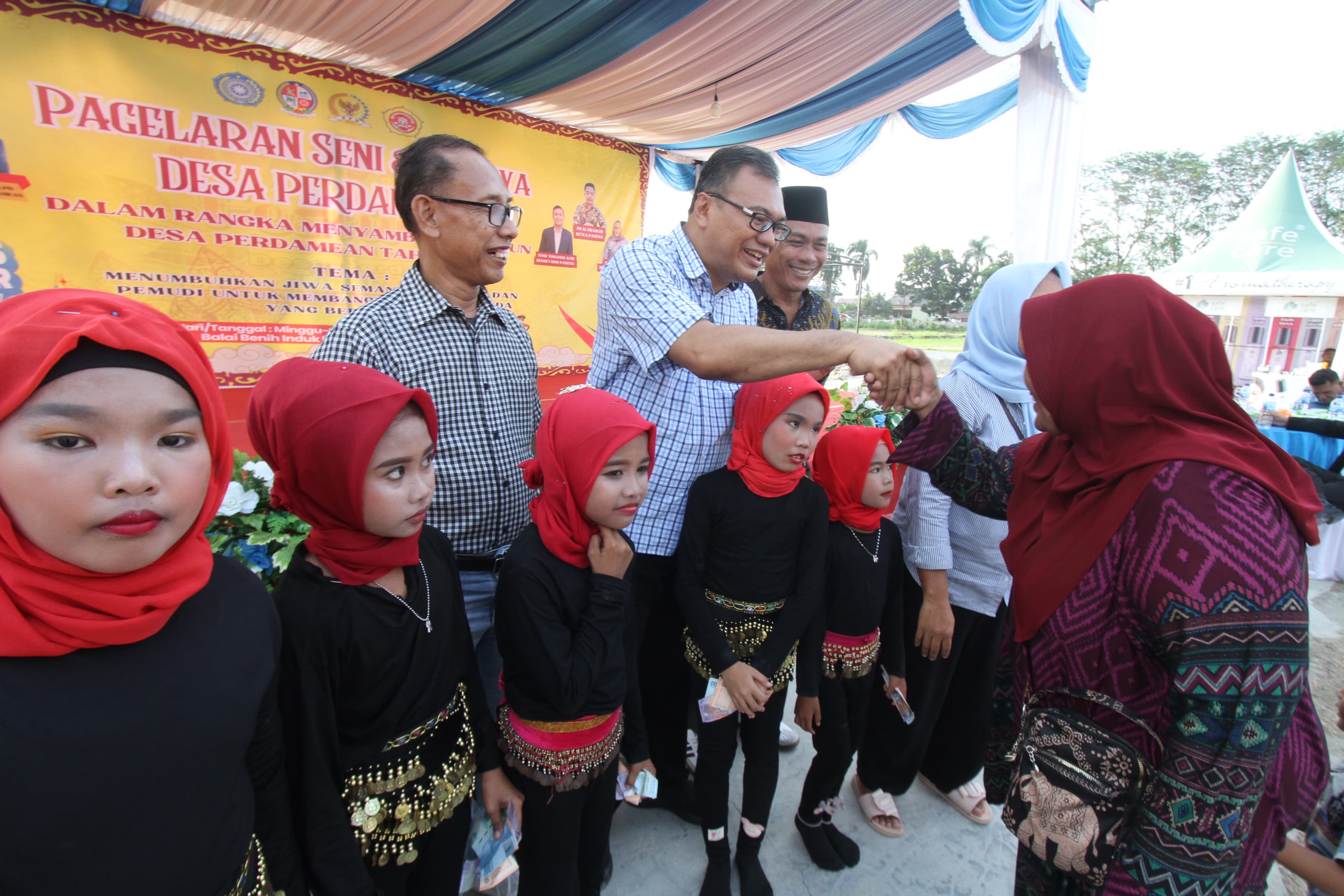 SALAMI: Asri Ludin Tambunan (dr Aci) yang juga calon Bupati Deliserdang disambut warga pada kegiatan pagelan seni dan budaya di HUT ke 74 tahun. Desa Pardensan. Foto: ISTIMEWAH,/SUMUT POS