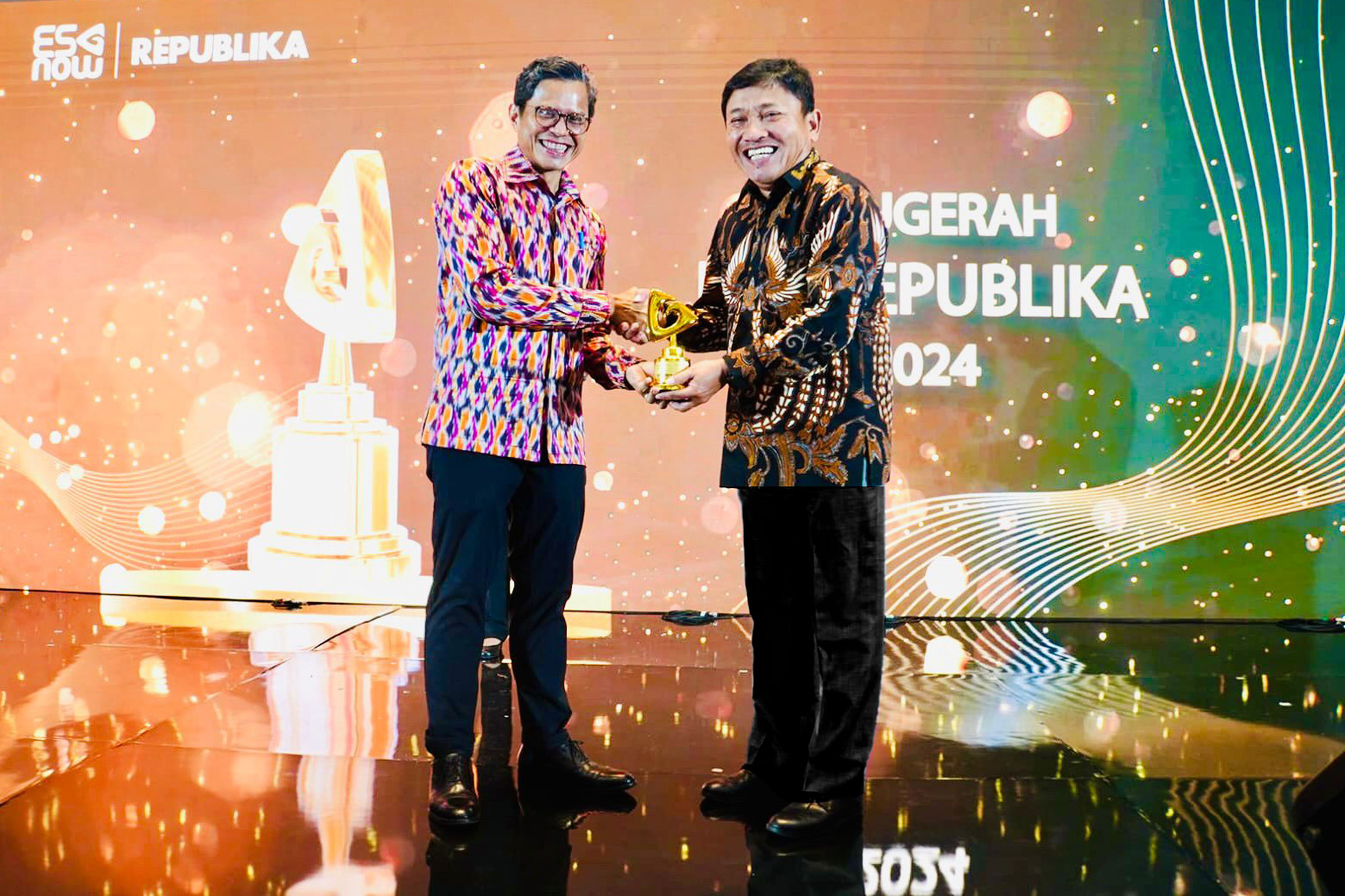 PENGHARGAAN:Wakil Direktur Utama BSI Bob Tyasika Ananta (kanan) menerima penghargaan Best Practices in Regulation Compliance dalam ajang Anugerah ESG Republika Award 2024 di Hotel Westin Jakarta.