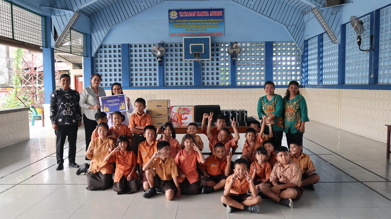 Perwakilan Bank Mestika bersama sebahagian pelajar yang mendapat edukasi keuangan. (Ist)