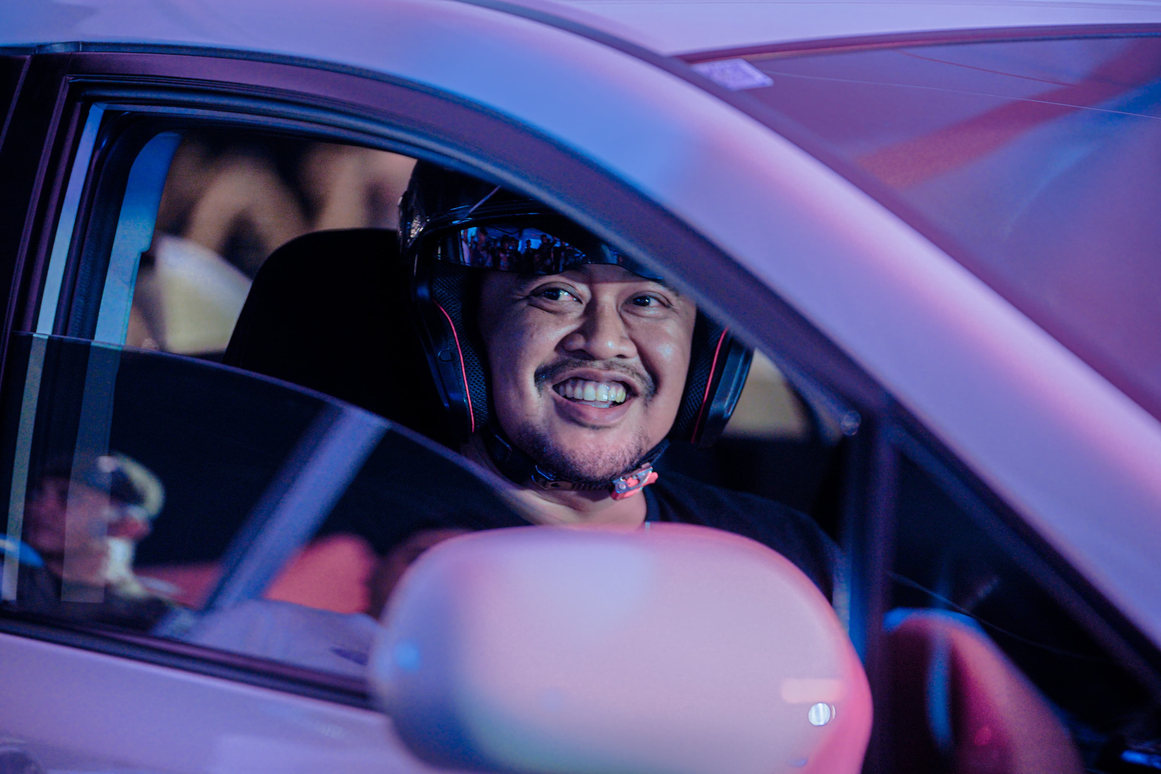 ADU KECEPATAN: Wali Kota Medan Bobby Nasution bersiap adu kecepatan menjajal lintasan di ajang The Night Race Show di Bandara eks Polonia Medan, Sabtu (21/9/2024).