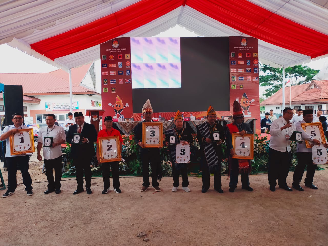 DIABADIKAN: Lima pasang calon Bupati/Wakil Bupati diabadikan sesuai nomor urut masing-masing saat pengundian dan penetapan nomor urut calon Bupati/Wakil Bupati Dairi di Kantor KPU Dairi,