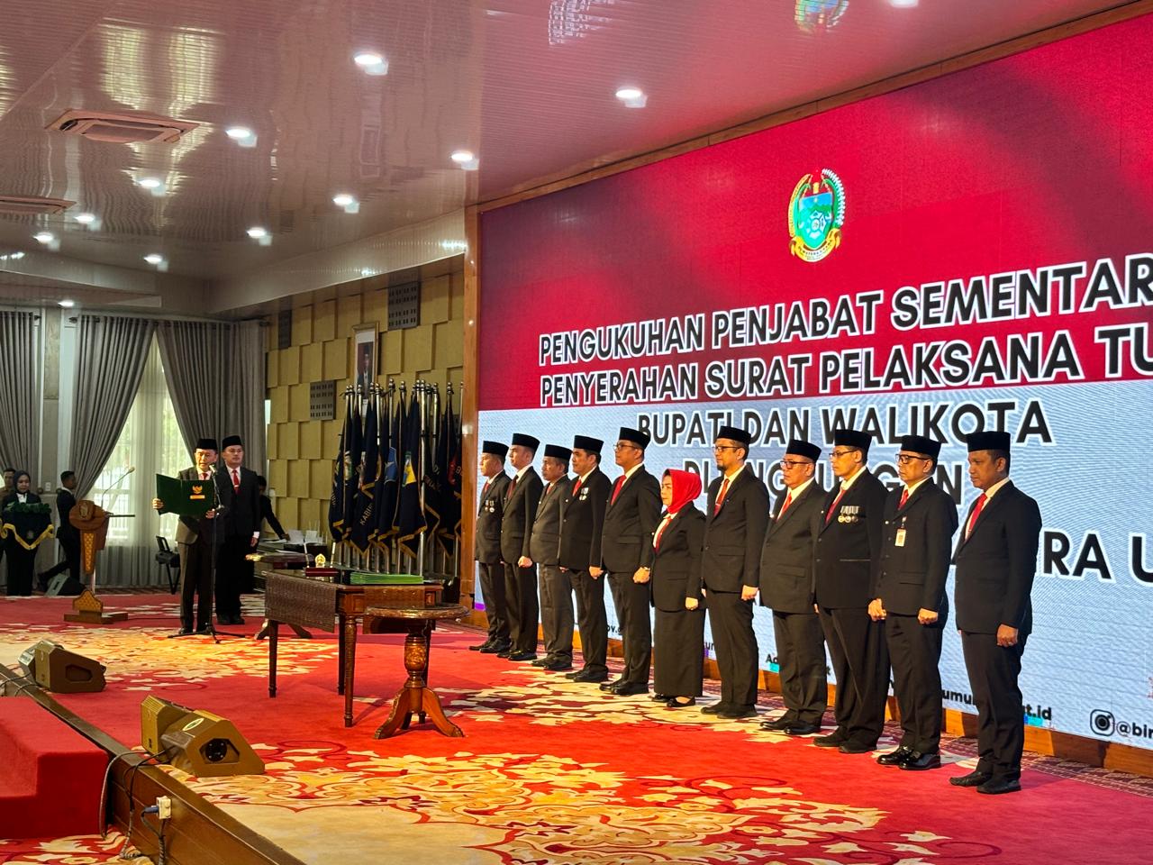 PENGUKUHAN: Pj. Gubernur Sumatera Utara, Agus Fatoni, memimpin pengukuhan 11 Penjabat Sementara (Pjs) Bupati dan Wali Kota di Sumut.