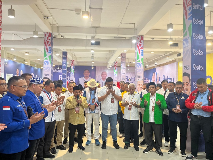 Paslon Gubernur dan Wakil Gubernur Sumut Bobby-Surya doa bersama tim pemenangan sebelum berangkat pengundian nomor urut Pilgubsu 2024.