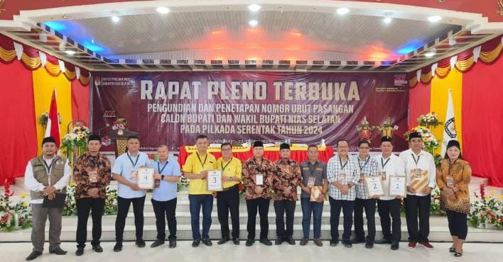 DIABADIKAN:  Ketua beserta anggota KPU Nisel dan Komisioner Bawaslu mengabadikan momen bersama ke empat paslon usai pencabutan nomor urut. EURISMAN/SUMUT POS