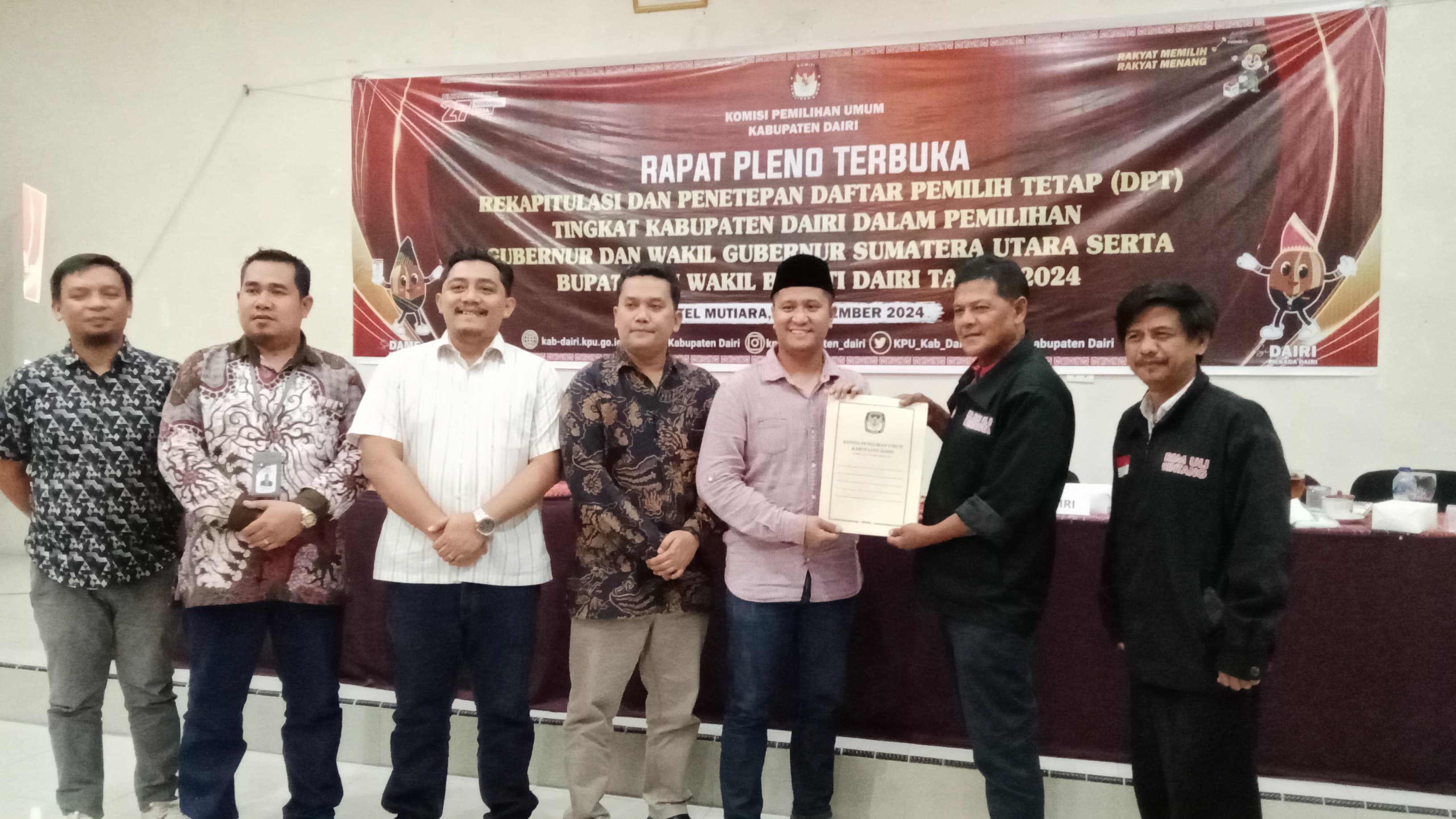 SERAHKAN: Ketua KPU Dairi, Ariyanto Tinendung didampingi anggota KPU, Asih Firmansyah Solin, Anggiat Gabe Maruli Tua Sinaga, Rono Anto Sinaga dan Ridwan Hendra Agustinus Samosir menyerahkan dokumen