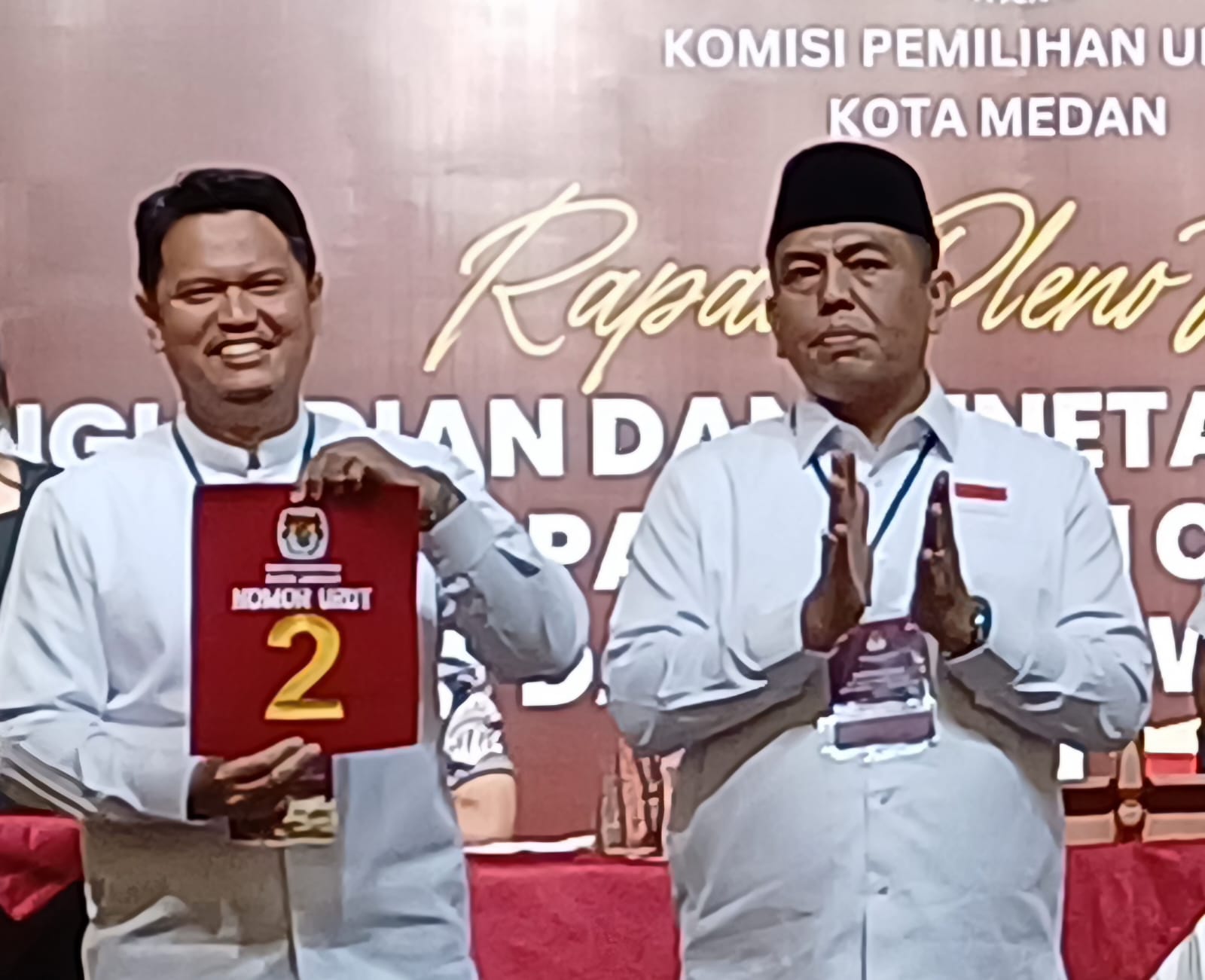 NOMOR DUA: Pasangan Calon Wali Kota dan Wakil Wali Kota Medan, Ridha Dharmajaya dan Abdul Rani, mendapatkan nomor urut 2 saat pengundian nomor urut Pilkada Medan 2024.