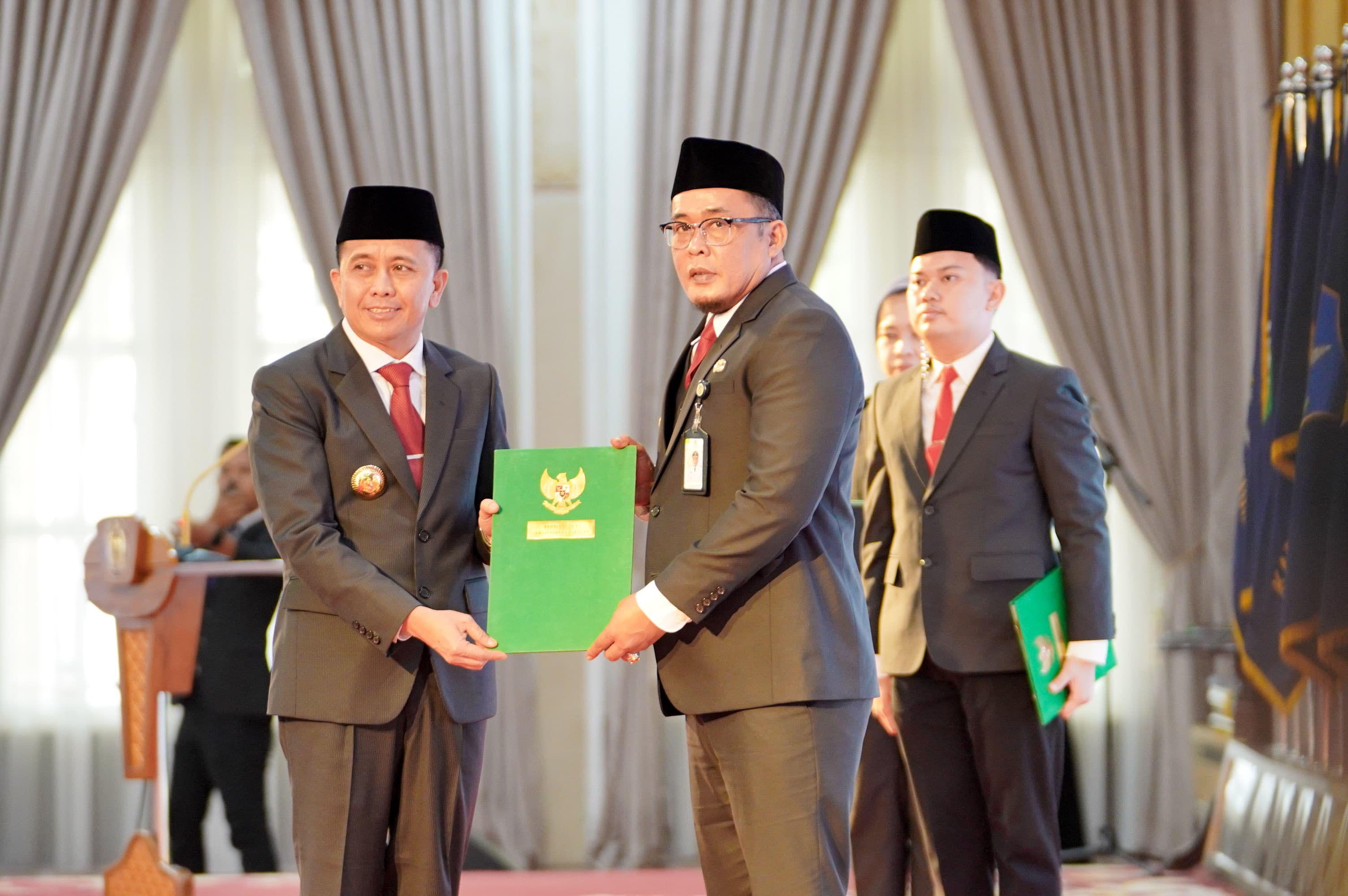 TERIMA: Wakil Wali Kota Medan, Aulia Rachman menerima surat penunjukan dari Pj Gubsu Agus Fatoni sebagai Plt Wali Kota Medan.