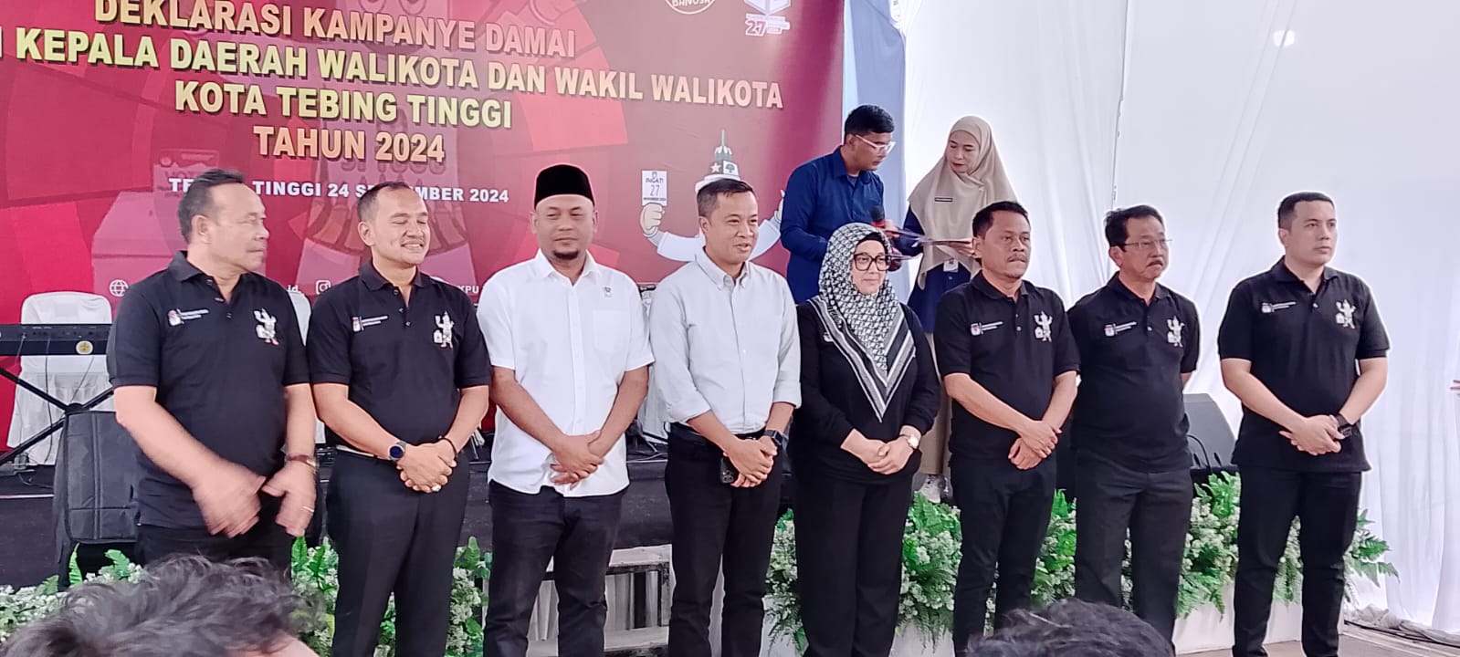 DEKLARASI: KPU Kota Tebingtinggi dan 3 paslon peserta Pilkada Kota Tebingtinggi tahun 2024 bersama Forkompinda, Parpol Pengusung melaksanakan deklarasi kampanye damai di Sekretariat Kantor KPU.